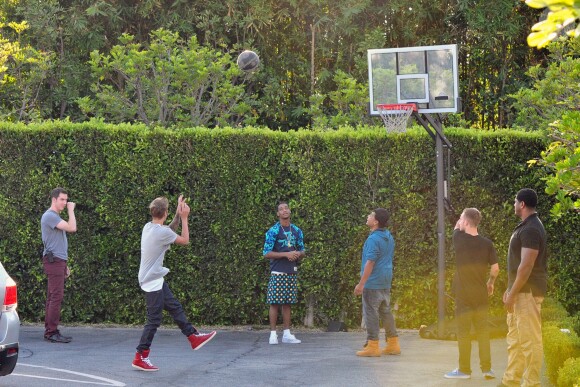 Justin Bieber joue au basket en présence de son entourage. Los Angeles, le 13 septembre 2013.