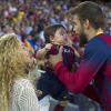 Le footballeur Gerard Piqué avec Shakira et son fils Milan lors du match FC Barcelone - Seville à Barcelone, le 14 septembre 2013.