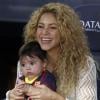 Shakira et son fils Milan regardent Gerard Piqué lors du match FC Barcelone - FC Séville à Barcelone, le 14 septembre 2013.