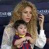 Shakira et son fils Milan regardent Gerard Piqué lors du match FC Barcelone - FC Séville à Barcelone, le 14 septembre 2013.