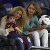 Shakira et son fils Milan regardent Gerard Piqué avec Montserrat, la mère du joueur, lors du match FC Barcelone - FC Séville à Barcelone, le 14 septembre 2013.