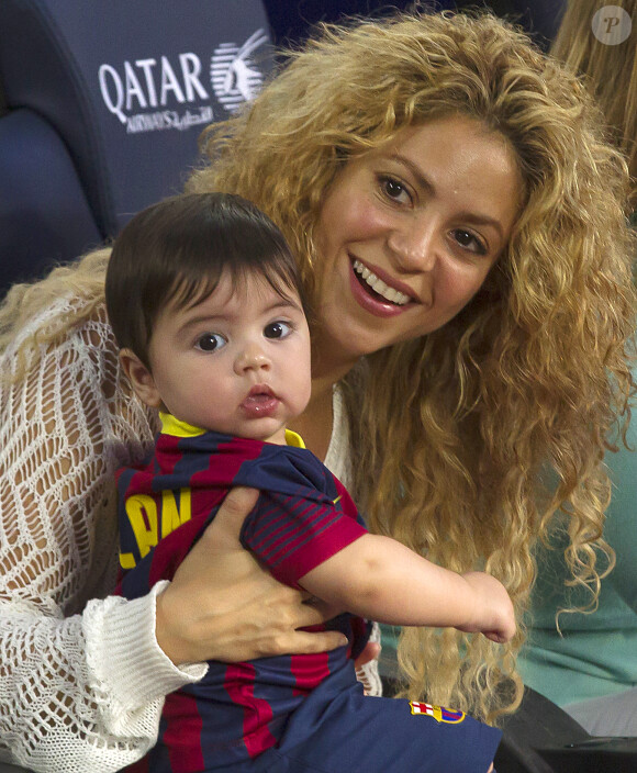 La chanteuse Shakira et son fils Milan regardent Gerard Piqué lors du match FC Barcelone - FC Séville à Barcelone, le 14 septembre 2013.