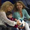 Shakira et son fils Milan regardent Gerard Piqué avec Montserrat, la mère du joueur, lors du match FC Barcelone - FC Séville à Barcelone, le 14 septembre 2013.