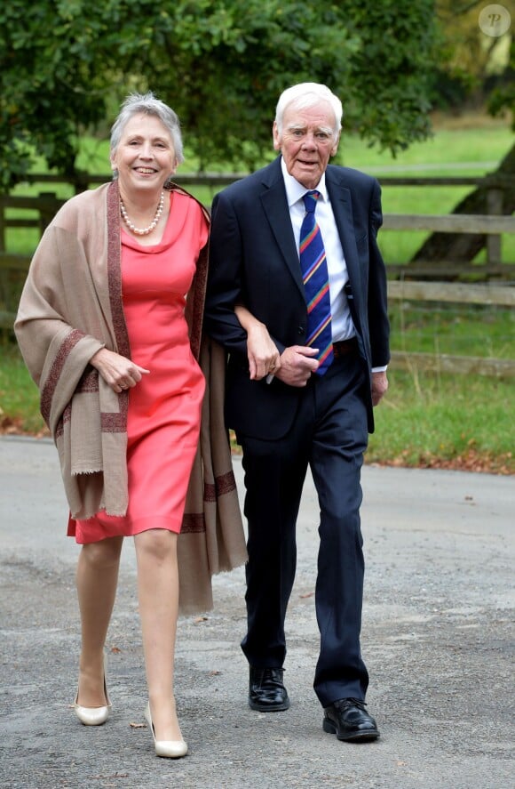 Tony Booth et sa femme lors du mariage d'Euan Blair et Suzanne Ashman à Wooten Underwood, le 14 septembre 2013.