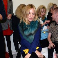 Fashion Week : Sienna Miller, ravissante pour soutenir son ami créateur