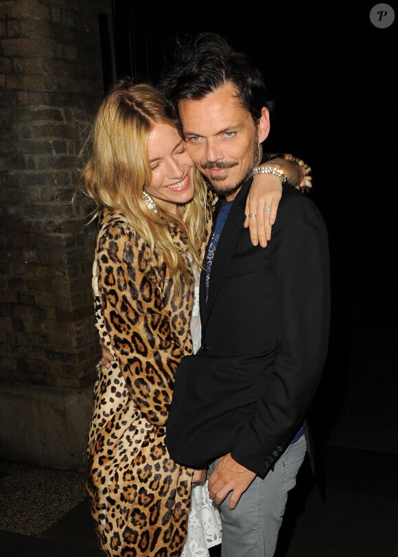 Sienna Miller et le créateur de mode Matthew Williamson se rendent au restaurant Balthazar pour le dîner organisé par le magazine Vogue. Londres, le 15 septembre 2013.