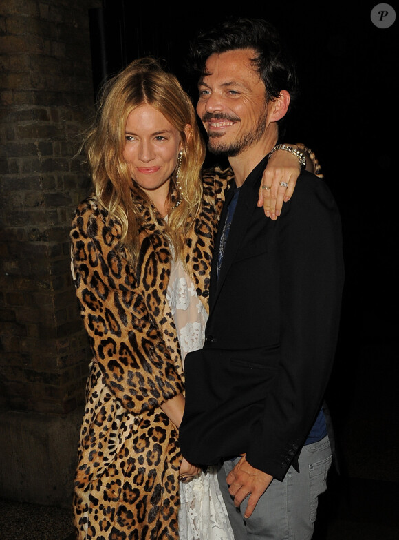 Sienna Miller et Matthew Williamson se rendent au restaurant Balthazar pour le dîner organisé par le magazine Vogue. Londres, le 15 septembre 2013.