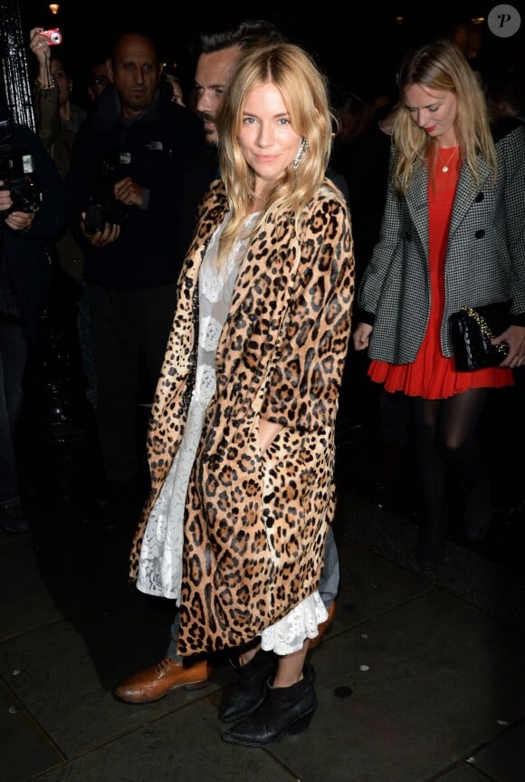 Sienna Miller arrive au restaurant Balthazar pour le dîner organisé par le magazine Vogue. Londres, le 15 septembre 2013
