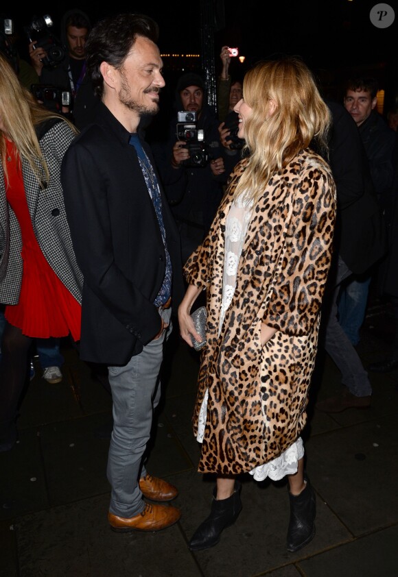 Pas de Marlowe pour un soir ! Sienna Miller et le créateur de mode Matthew Williamson se rendent au restaurant Balthazar pour le dîner organisé par le magazine Vogue. Londres, le 15 septembre 2013.