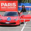 Edinson Cavani s'engouffre dans sa Ferrari 458 Italia au Camp des Loges à Saint-Germain-en-Laye le 15 septembre 2013