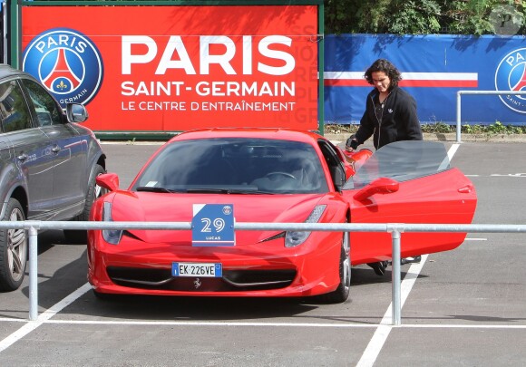 Edinson Cavani s'engouffre dans sa Ferrari 458 Italia au Camp des Loges à Saint-Germain-en-Laye le 15 septembre 2013