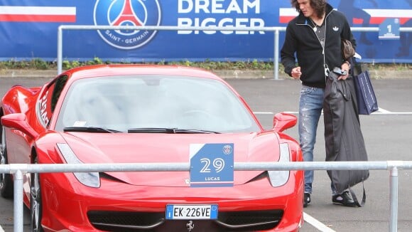 Edinson Cavani : Accro à sa Ferrari, la star du PSG couve son bolide