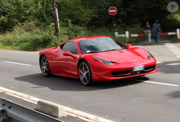 Edinson Cavani arrive avec sa Ferrari 458 Italia au Camp des Loges à Saint-Germain-en-Laye le 15 septembre 2013