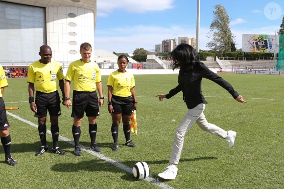 La ministre déléguée Yamina Benguigui donnant le coup d'envoi de la finale du tournoi de football des VIIe Jeux de la francophonie, le 15 septembre 2013, à Nice.