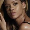 Rihanna pose dans la publicité pour le parfum Rogue.