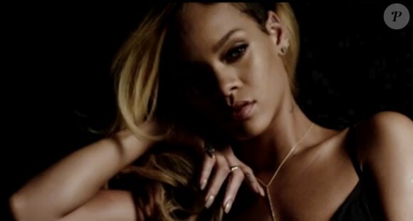Rihanna tout en charme dans la publicité pour le parfum Rogue.
