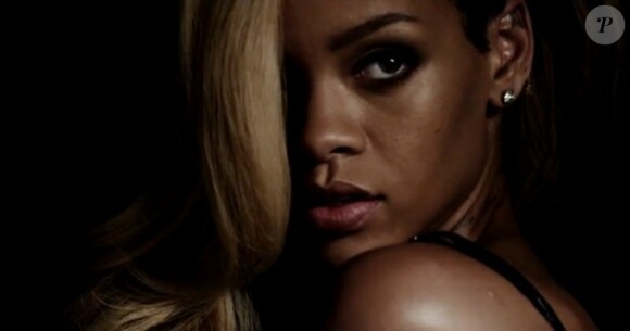 Rihanna dans la publicité pour le parfum Rogue.