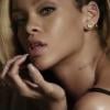 Rihanna érotique dans la publicité pour le parfum Rogue.