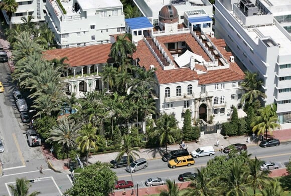 Vue aérienne de l'ancienne maison de Gianni Versace à Miami située sur Ocean Drive