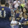 Dernier match pour Eric Abidal au FC Barcelone le 1er juin 2013, devant sa femme Hayet et ses filles.