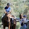 Jennifer Garner montre un véritable cheval de près à Samuel pour la première fois, à Pacific Palisades, le 16 septembre 2013.