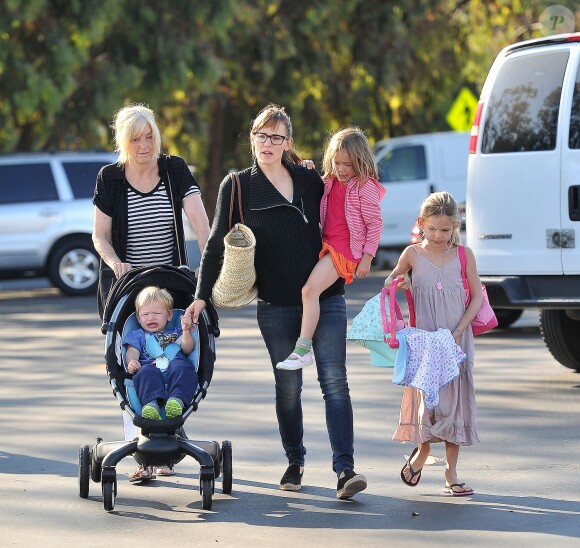 Jennifer Garner et ses trois enfants à Brentwood, Los Angeles, le 15 septembre 2013.
