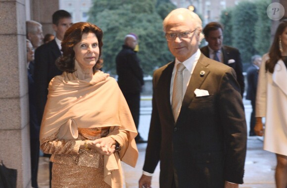 La reine Silvia et le roi Carl XVI Gustaf de Suède à l'Opéra royal de Stockholm le 17 septembre 2013 pour la représentation de La Flûte Enchantée ponctuant l'inauguration de l'année parlementaire.