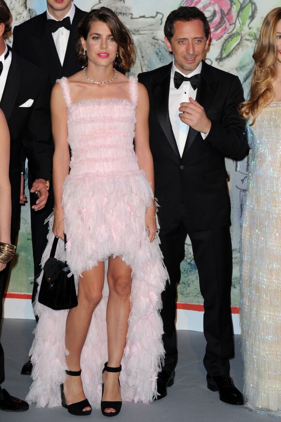 Charlotte Casiraghi et Gad Elmaleh lors du Bal de la Rose à Monaco en mars 2013, occasion qu'ils avaient choisie pour officialiser leur amour. Le couple attend son premier enfant pour la fin de l'année.