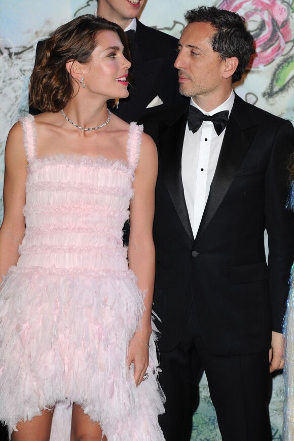 Charlotte Casiraghi et Gad Elmaleh lors du Bal de la Rose à Monaco en mars 2013, où ils ont officialisé leur amour. Le couple, qui n'est pas fiancé, attend son premier enfant pour la fin 2013.