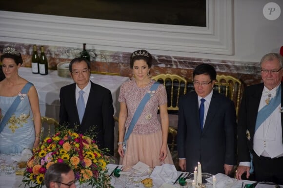 La princesse Marie, la princesse Mary et le prince Henrik avec leurs hôtes au palais de Fredensborg le 18 septembre 2013 lors du dîner officiel en l'honneur du président du Vietnam Truong Tan Sang et son épouse Mai Thi Hanh, en visite d'Etat de trois jours.