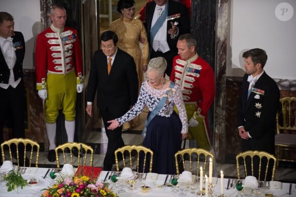 La reine Margrethe II de Danemark passe à table avec ses invités au palais de Fredensborg le 18 septembre 2013 lors du dîner officiel en l'honneur du président du Vietnam Truong Tan Sang et son épouse Mai Thi Hanh, en visite d'Etat de trois jours.