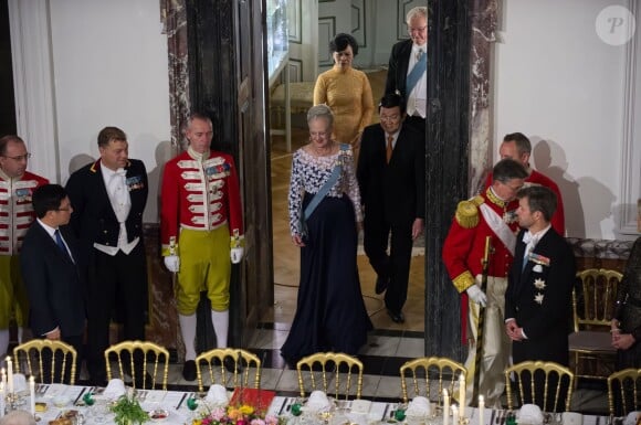 La reine Margrethe de Danemark passe à table avec ses invités au palais de Fredensborg le 18 septembre 2013 lors du dîner officiel en l'honneur du président du Vietnam Truong Tan Sang et son épouse Mai Thi Hanh, en visite d'Etat de trois jours.