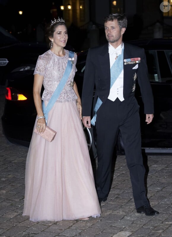 La princesse Mary et le prince Frederik de Danemark arrivant au palais de Fredensborg le 18 septembre 2013 pour le dîner de gala en l'honneur du président du Vietnam Truong Tan Sang et son épouse Mai Thi Hanh, en visite d'Etat de trois jours.