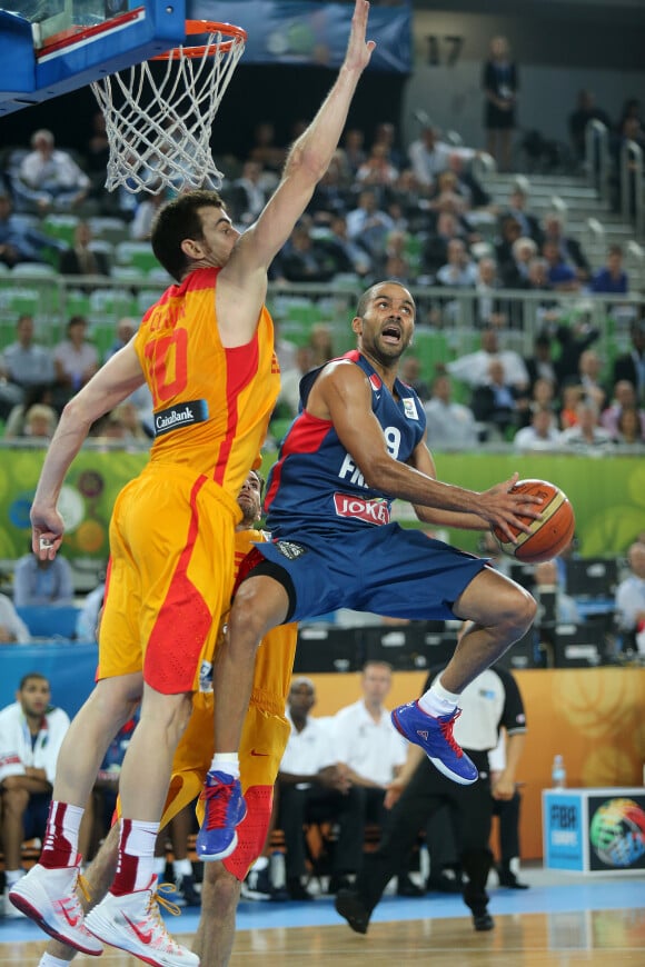 Tony Parker et ses partenaires se sont imposés en demi-finale du championnat d'Europe de basket à Ljubjana face à l'Espagne (75-72), le 20 septembre 2013
