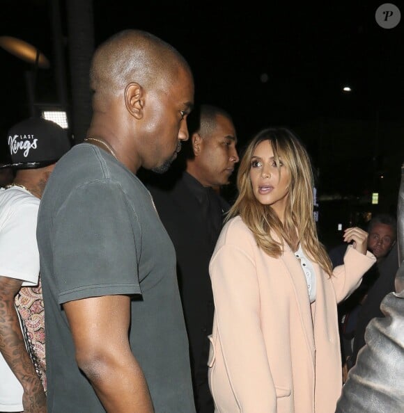 Kim Kardashian, blonde et son boyfriend Kanye West sortent du restaurant chinois Hakkasan Chinese à Beverly Hills, le 20 septembre 2013.