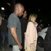 Kim Kardashian, blonde, et Kanye West de sortie au restaurant chinois Hakkasan Chinese à Beverly Hills, le 20 septembre 2013.