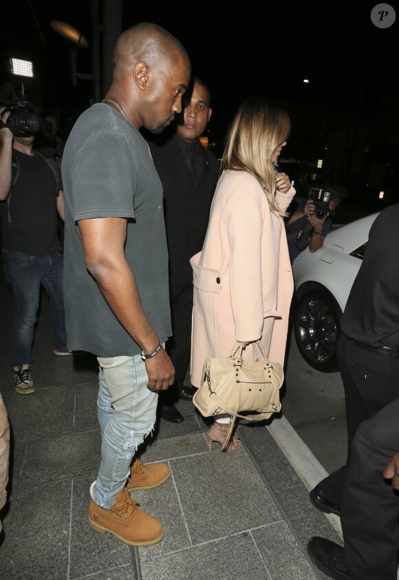 Kim Kardashian, blonde, et Kanye West de sortie au restaurant chinois Hakkasan Chinese à Beverly Hills, le 20 septembre 2013.