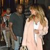 Kim Kardashian, blonde, et Kanye West sortent du restaurant chinois Hakkasan Chinese à Beverly Hills, le 20 septembre 2013.