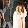 Kim Kardashian, désormais blonde, et Kanye West sortent du restaurant chinois Hakkasan Chinese à Beverly Hills, le 20 septembre 2013.