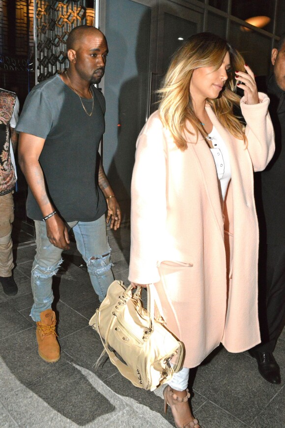 Kim Kardashian, désormais blonde, et Kanye West sortent du restaurant chinois Hakkasan Chinese à Beverly Hills, le 20 septembre 2013.