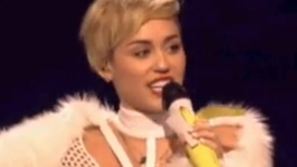 Miley Cyrus : A moitié nue et bouleversée sur scène après sa rupture avec Liam