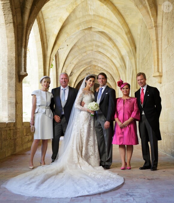 Portrait officiel des mariés entourés de leurs parents - mariage religieux du prince Felix de Luxembourg et Claire Lademacher en la basilique Sainte Marie-Madeleine de Saint-Maximin-la-Sainte-Baume dans le Var, samedi 21 septembre 2013.