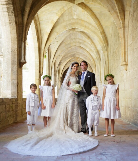 Portrait officiel des mariés et de leur famille après le mariage religieux du prince Felix de Luxembourg et Claire Lademacher en la basilique Sainte Marie-Madeleine de Saint-Maximin-la-Sainte-Baume dans le Var, samedi 21 septembre 2013.