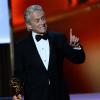 Michael Douglas avec son trophée lors de la cérémonie des Emmy Awards 2013 au Nokia Theatre L.A. Live à Los Angeles, le 22 septembre.