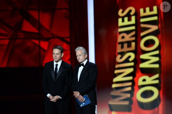Matt Damon et Michael Douglas lors de la cérémonie des Emmy Awards 2013 au Nokia Theatre L.A. Live à Los Angeles, le 22 septembre.