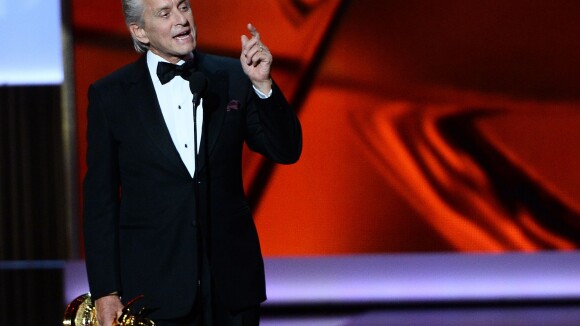 Michael Douglas, ému et hilarant, remercie sa femme et son fils aux Emmy Awards