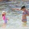 Geri Halliwell en bikini sur une plage de Sydney avec sa fille Bluebell, le 21 septembre 2013.