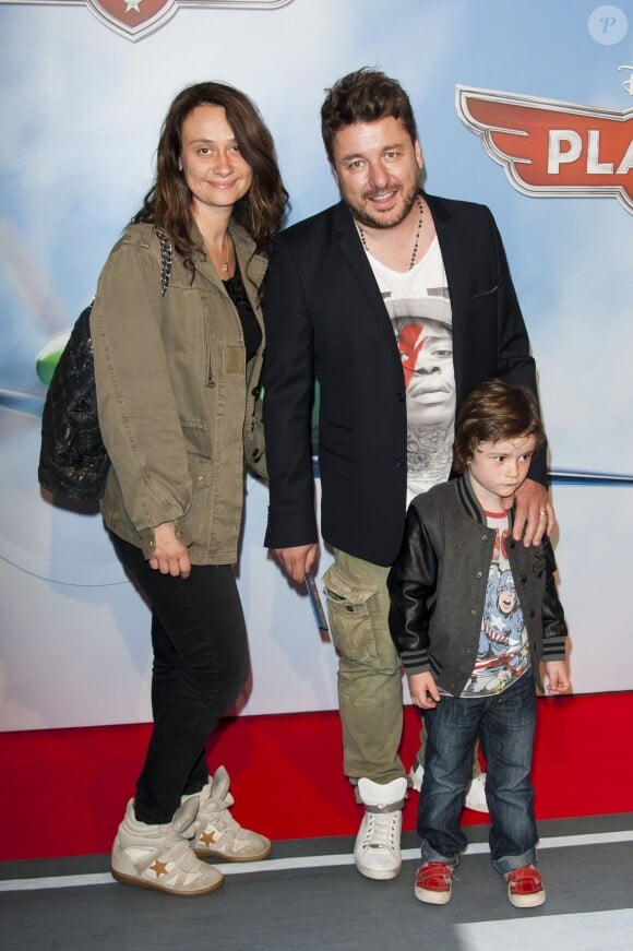 Bruno Guillon et sa femme Marion avec leur fils Anatole lors de l'avant-première de "Planes" à l'UGC Normandie Elysée à Paris le 24 septembre 2013