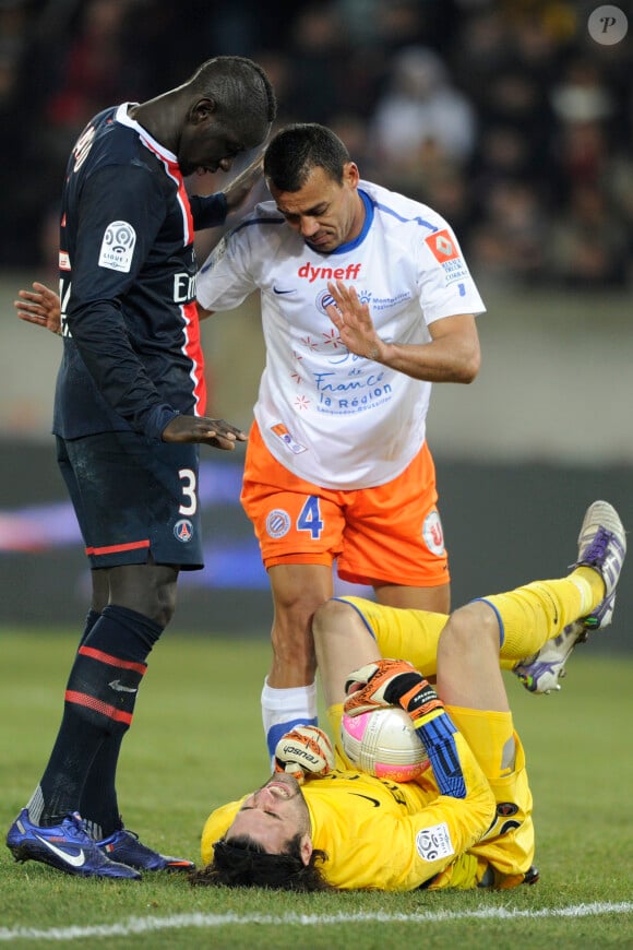 Salvatore Sirigu et Mamadou Sakho face à Vitorino Hilton, lors du match entre le PSG et Montpellier au Parc des Princes à Paris le 19 février 2012