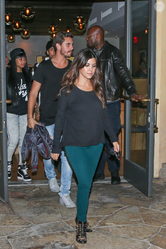 Kourtney Kardashian, Scott Disick, le rappeur Tyga et Blac Chyna quittent le restaurant Sugarfish à Calabasas. Le 25 septembre 2013.